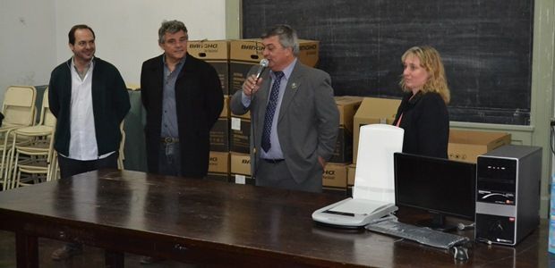 Selva entrega computadoras