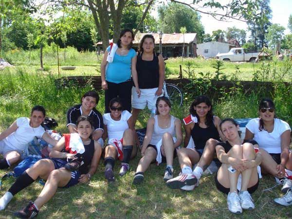 MercedesFCFutbolFemenino Mercedes FC - El equipo campeón descansando entre partidos durante la primera jornada de competencia