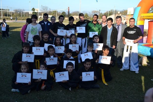 Jóvenes que recibieron certificados