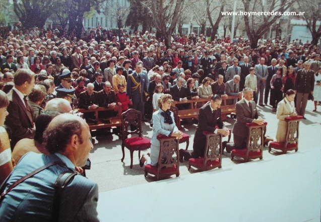 Videla, en Mercedes, Frente a la Catedral