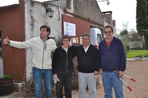 Entregaron plantas de duraznos