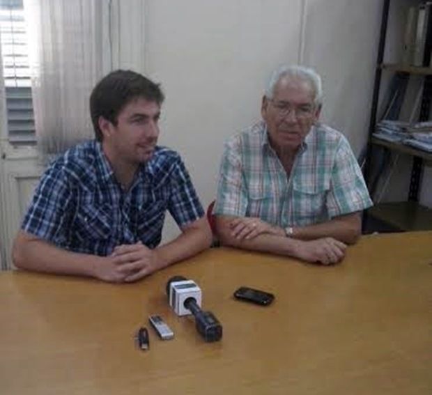 Juan Ustarroz acompaña a Roberto Cirillo cuando comunica su licencia