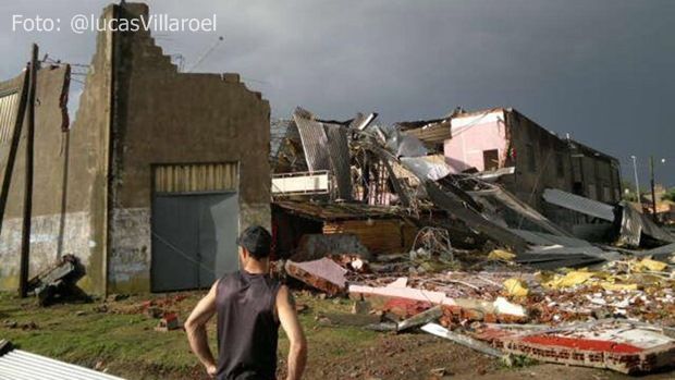 chivilcoy-tornado-02.12.2013-FotoLucasVillaroel