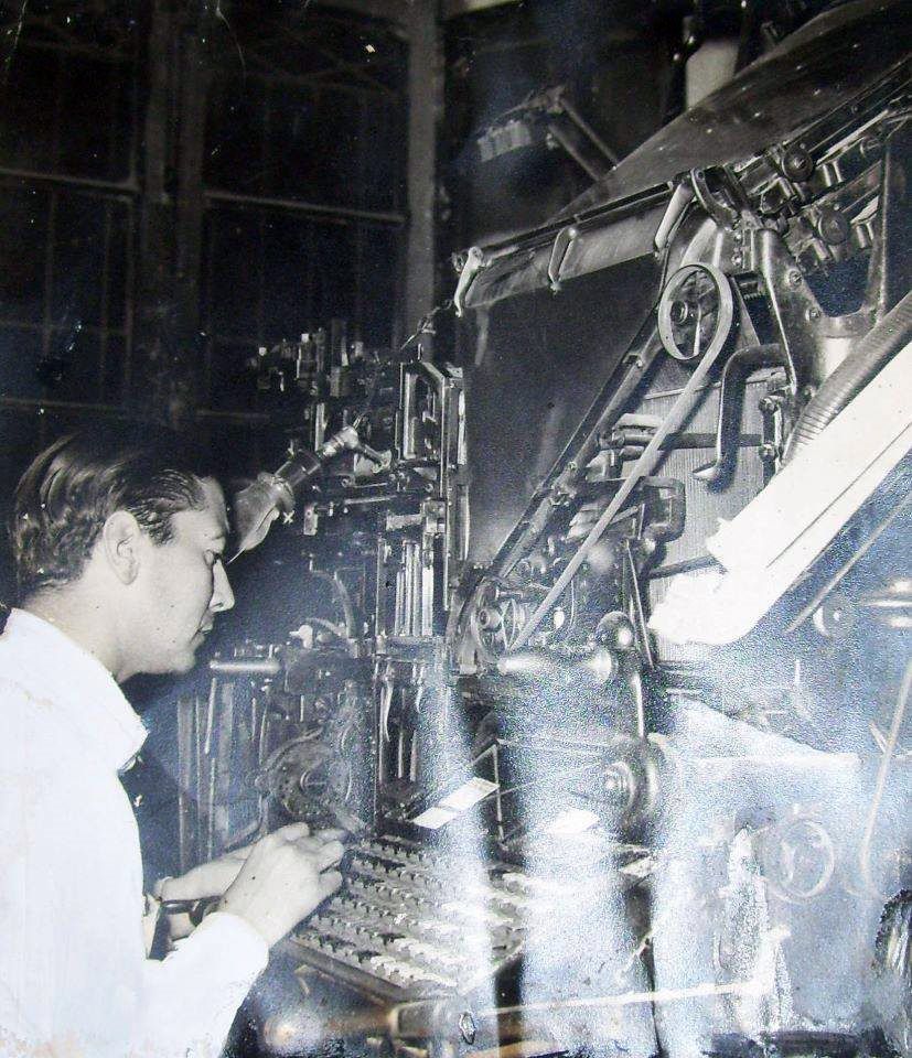 Atilio Centeno escribiendo en la linotipio año 1959