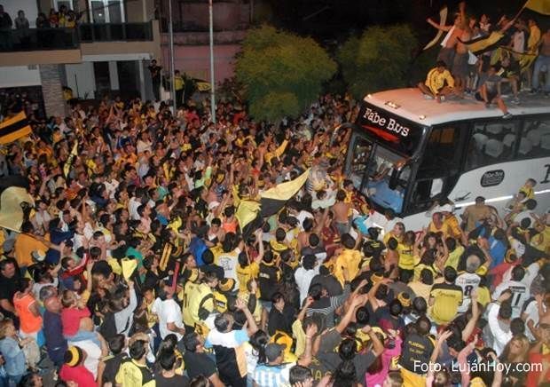 flandria campeón asciende a b metropolitana Flandria23.11.2014