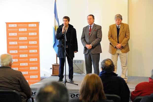 Juan Ustarroz, Ministro Casal, entrega escrituras mercedes ustarroz-casal-21.07.2015