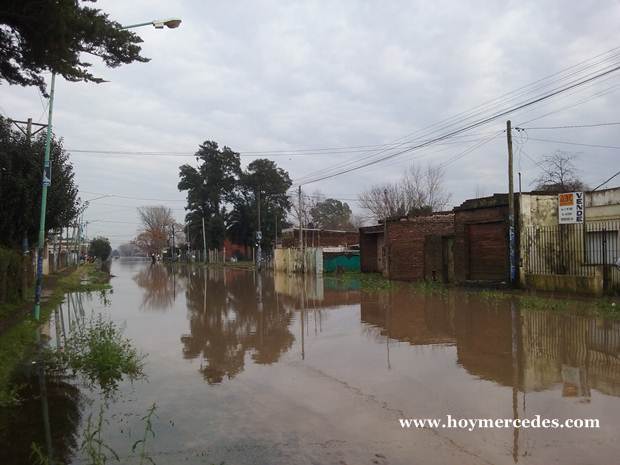 Inundación 2015 en Mercedes, foto: www.hoymercedes.com, 3000 evacuados,800 alojados en unzue y cef40 Inundacion11.08.2015 (1)
