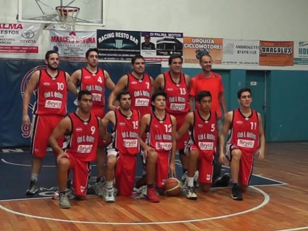 Sebastián Cejas, capitán de Quilmes, recibe la copa por el subcampeonato.