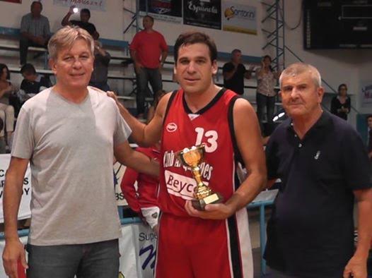 Sebastián Cejas, capitán de Quilmes, recibe la copa por el subcampeonato.