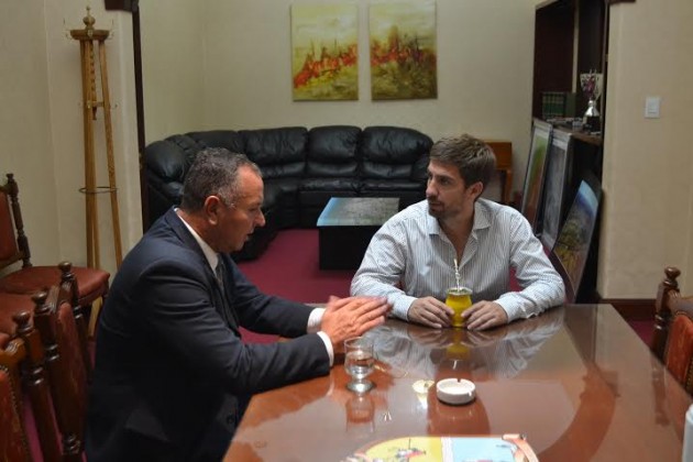 Ustarroz junto a González