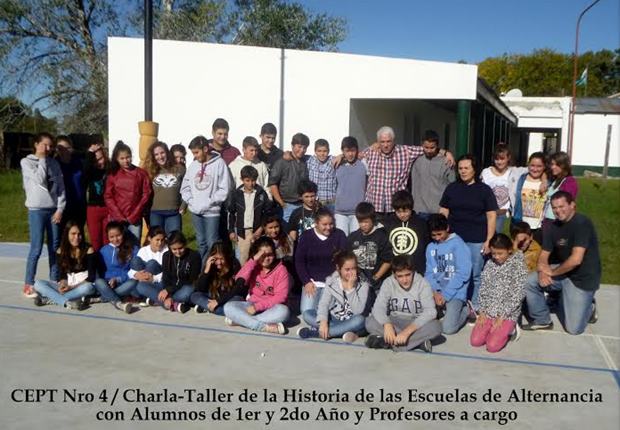 Oscar Dinova y grupo de estudiantes