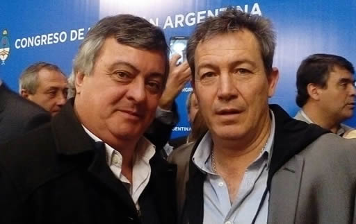 El Diputado Carlo Selva junto al futbolista "Chino" Tapia