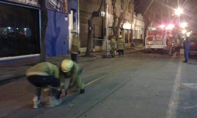 Bomberos trabajando el viernes ante alerta de retorno del fuego sobre los escombros