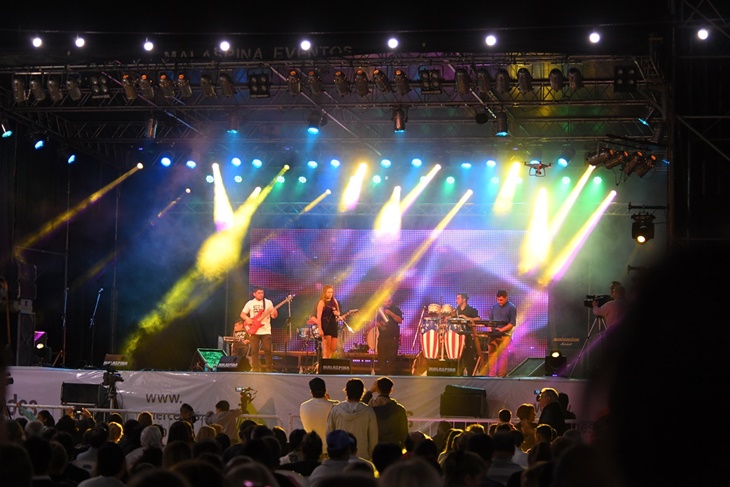 Fernanda Ottolini & La banda en vivo.