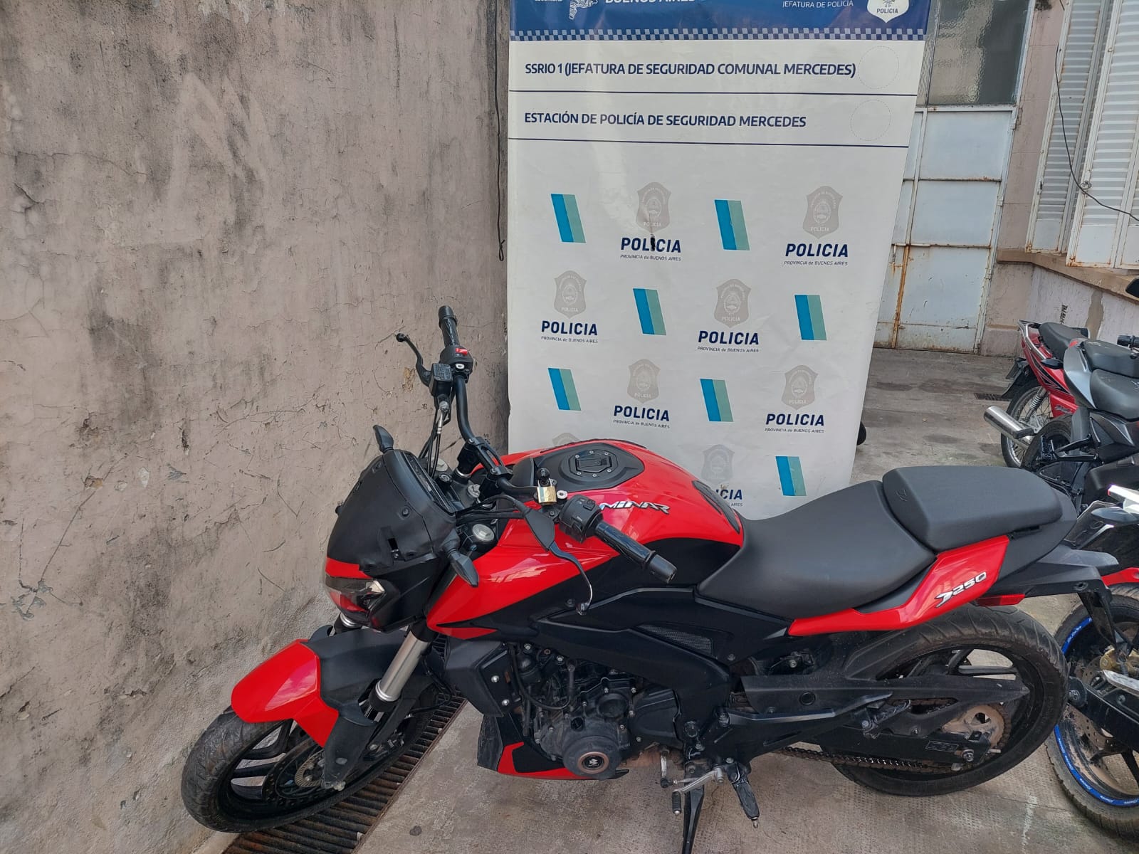 Policía recupera moto robada en Mercedes