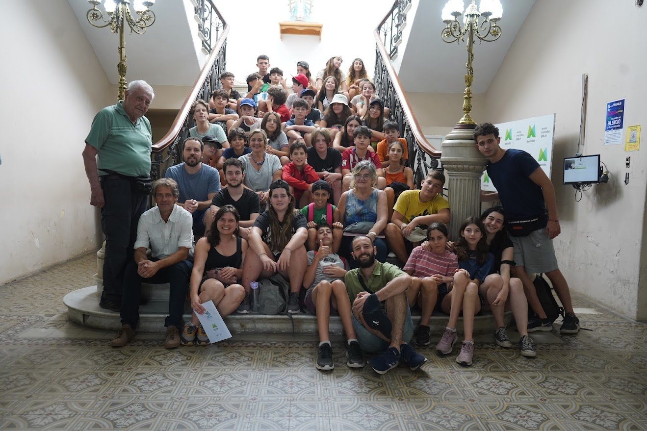 Mariana San Martín junto a la Colonia Zumerland