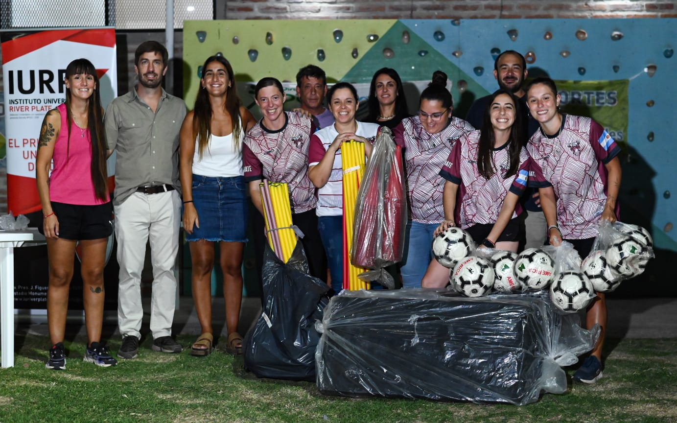 Municipio entrega apoyo a las divisiones de futbol femenino