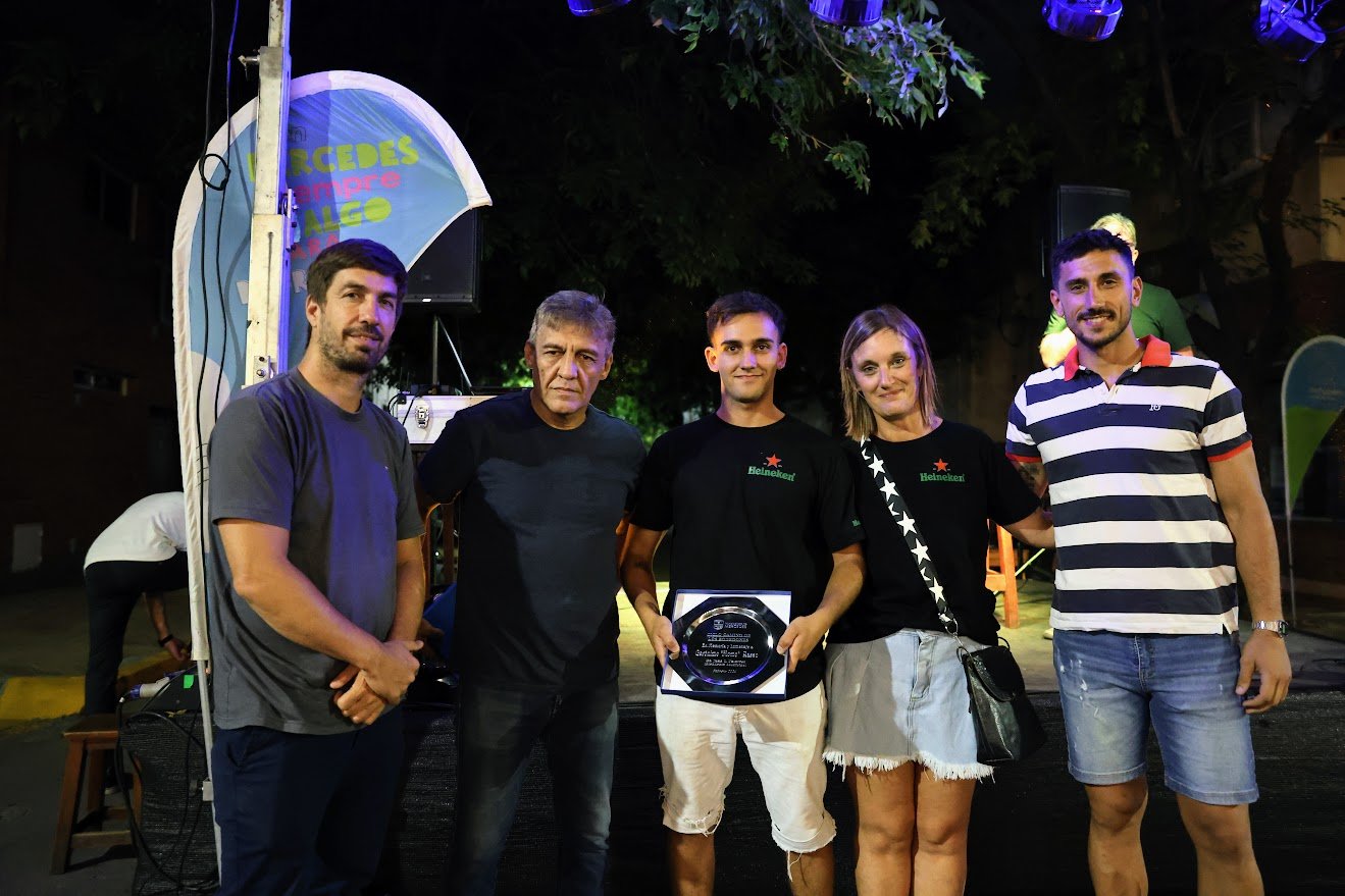 Este jueves regresó el tradicional ciclo “Camino de los Bodegones” en La Vieja Esquina donde se pudo disfrutar de buena música, cultura, arte y excelente gastronomía local. De esta manera, la Municipalidad de Mercedes continúa con esta acción que fomenta el trabajo, apuntalando actividades privadas, como así también a los artistas locales.