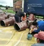 Volcó camión con tambores de miel en la rotonda de Gowland