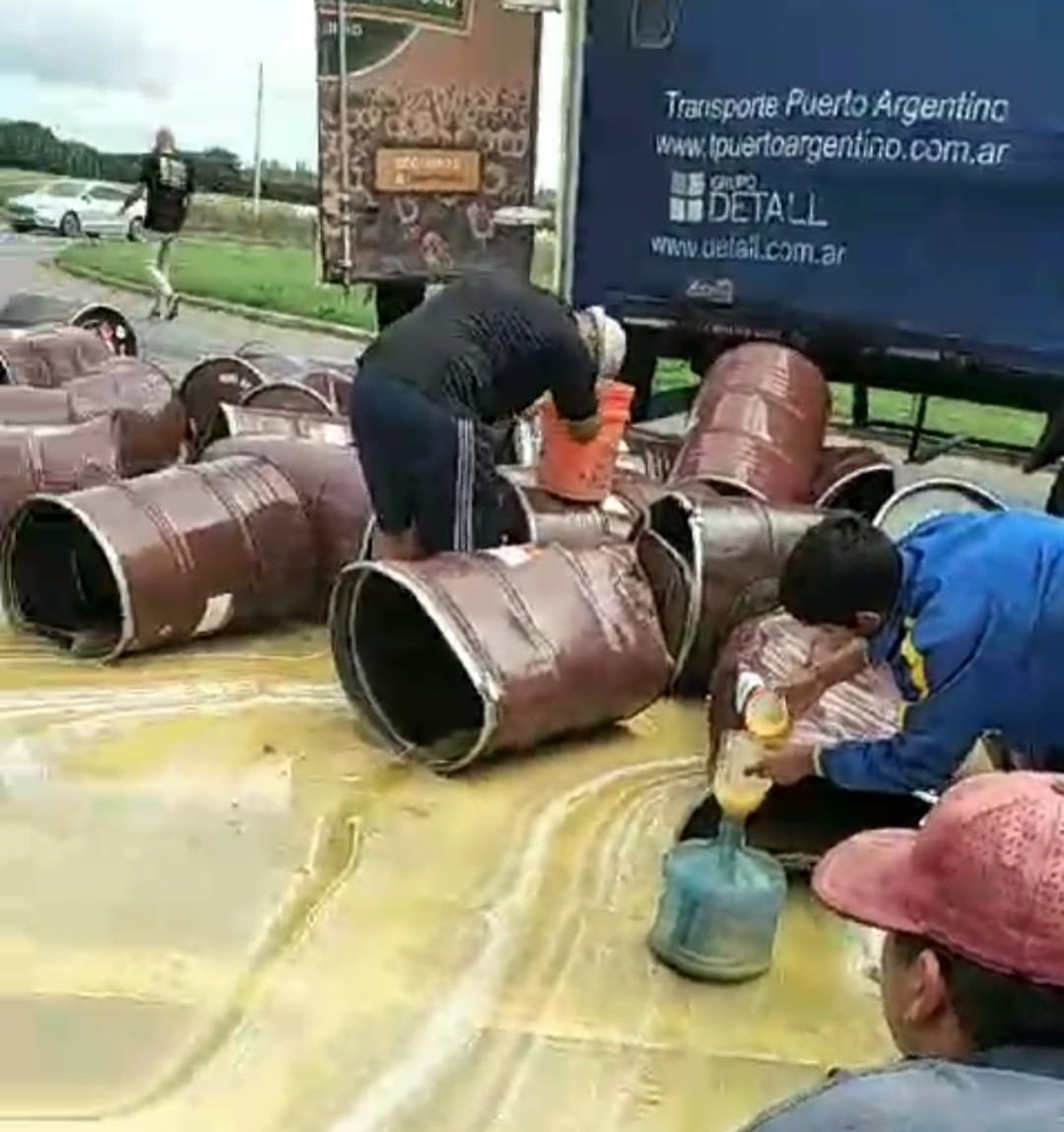 Volcó camión con tambores de miel en la rotonda de Gowland
