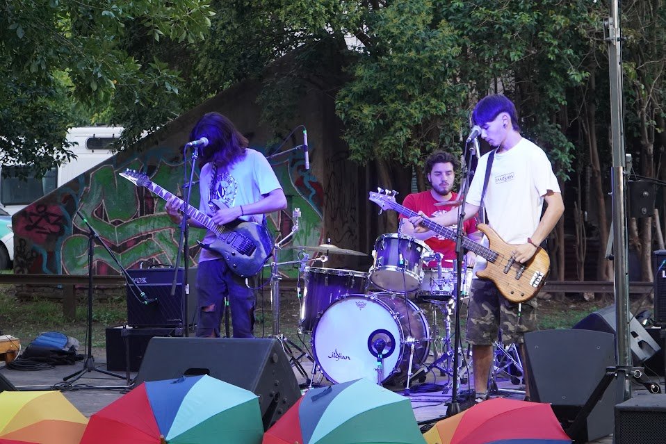 Se vivió una gran fecha del ciclo Rock al Pasto, co organizado por la Comisión de Rock y la Municipalidad. Fue en el Paseo de la Juventud. Hubo bandas en vivo, cantina solidaria y espacio para artesanos. Si bien enfocado en la juventud, convocó a familias y a la Asociación de Skater Mercedino.