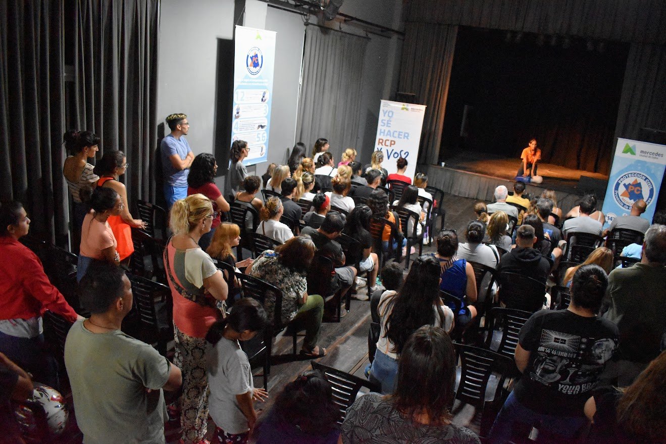 Un gran interés despertó en la ciudadanía el curso de RCP y primeros auxilios brindado por la Dirección de Protección Civil de la Municipalidad. Los cupos previstos para este viernes se completaron y en La Trocha se brindó la instrucción a las distintas familias participantes.