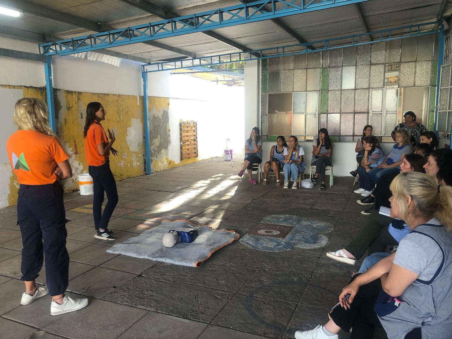 La dirección de Protección Civil llevó adelante con sus equipos la jornada donde se compartieron conocimientos y prácticas de RCP y maniobra de Heimlich a solicitud de la conducción de la institución educativa.