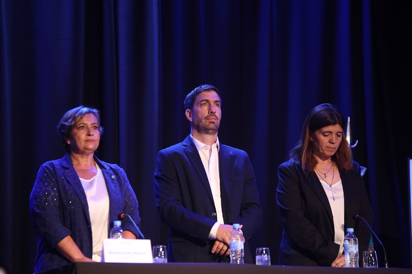 El intendente Dr. Juan I. Ustarroz encabezó el inicio de sesiones ordinarias del Concejo Deliberante del 2024. Fue ante un Teatro Argentino colmado. Realizó un repaso del año vivido, analizó el contexto social de la ciudad, la provincia y el país. Además, efectuó anuncios de interés para la comunidad, como la pronta inauguración de la fábrica de Agroenergie One S.A. La sesión estuvo presidida por Mariana San Martín.