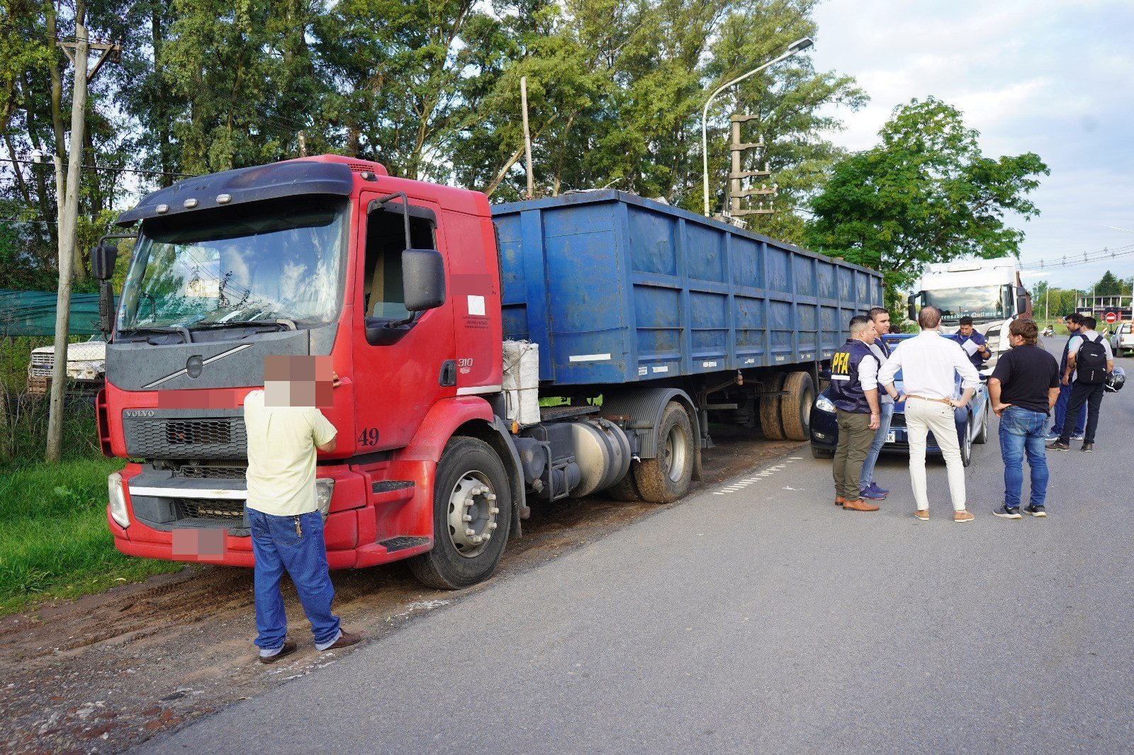 En un operativo de vigilancia, control y prevención el equipo DUOF de la Policía Federal detuvo en el ingreso a la ciudad a un camión semi remolque que tenía carga sin los comprobantes correspondientes de su procedencia. El operativo generó el secuestro del vehículo y el material trasladado. Interviene la justicia.
