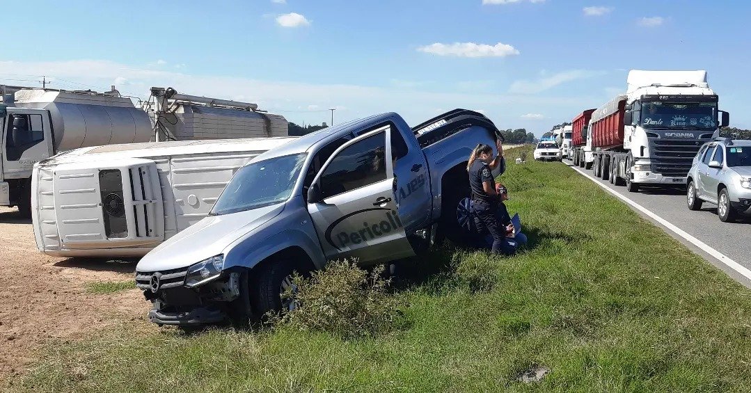 Triple choque en Ruta N°5 entre furgón, camioneta y camión
