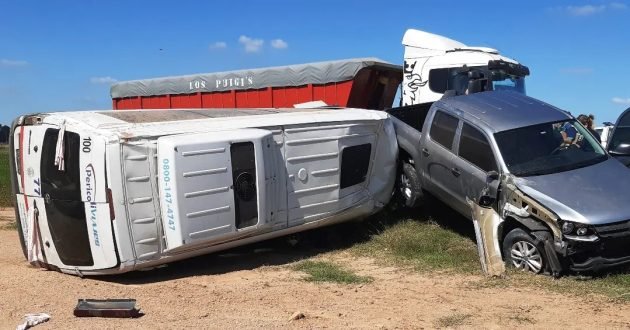 Triple choque en Ruta N°5 entre furgón, camioneta y camión