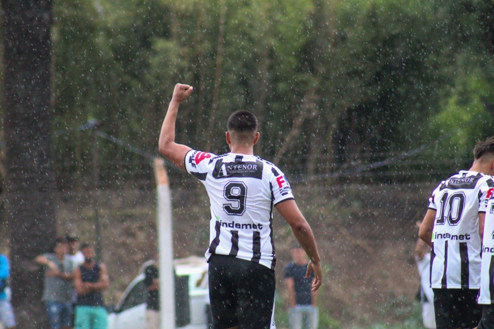 En tapiales contra Deportivo Paraguayo logró la victoria por 1 a 0. De esta manera Club Mercedes suma nuevamente de a tres. Fue un partido muy trabado, pero supo primero ponerse arriba en el marcador y luego sostenerlo para seguir sumando en la tabla.