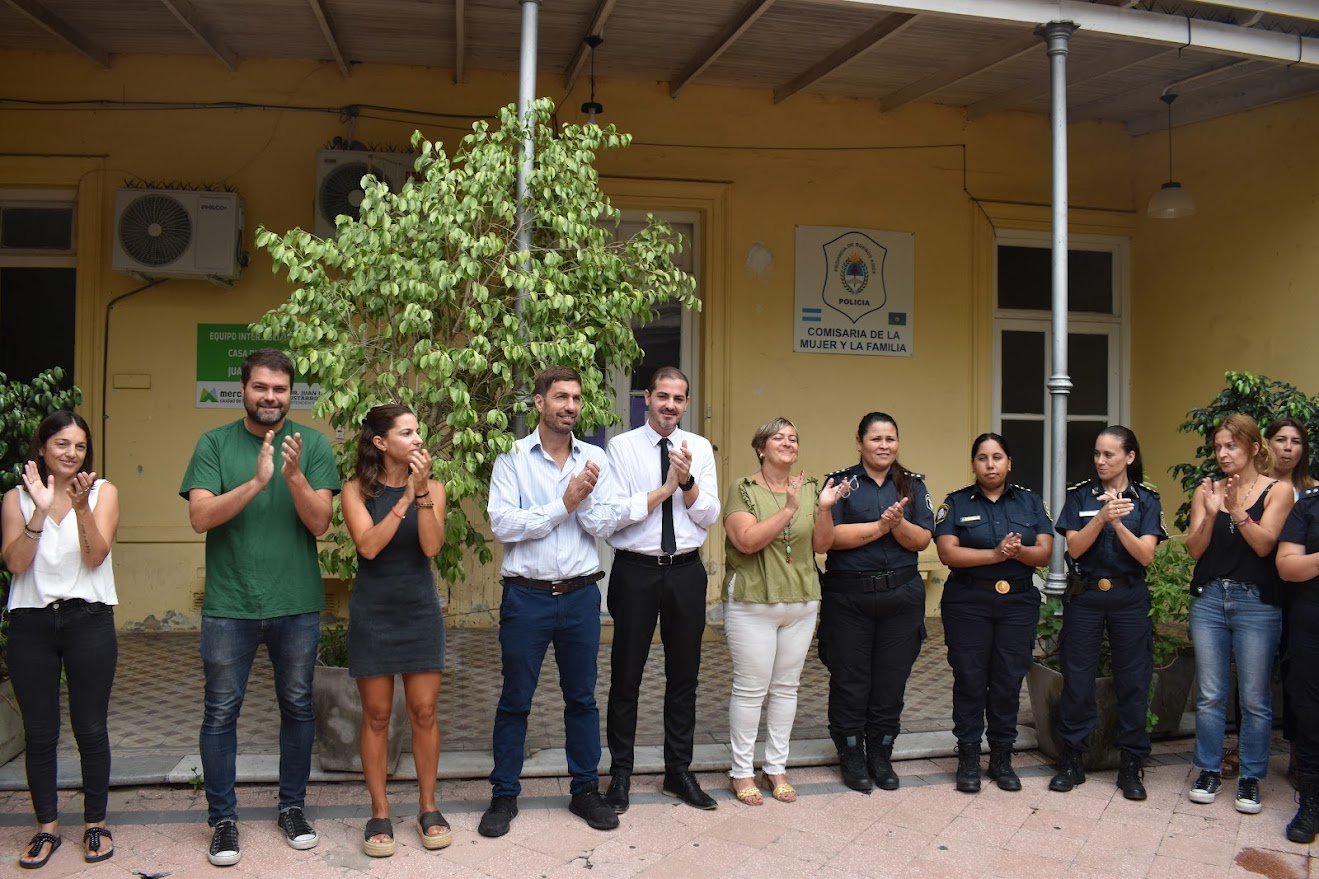 El intendente Ustrroz acompañó la asunción de la nueva comisaría. Se trata de Paola Daniela Ribero quien ya está a cargo de la Comisaría de la Mujer y la Familia. Fueron también parte del acto el secretario de seguridad Dr. Matías Maresca, la directora de género Guadalupe González y la presidenta del Concejo, Mariana San Martín.