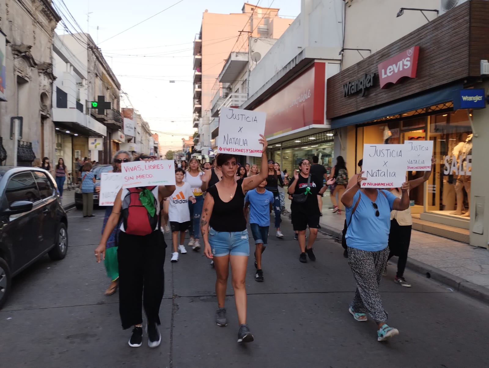 Continúa la conmoción por el femicidio de Natalia Galardo acontecido el pasado sábado. Fue en Luján y su autor habría sido un mercedino llamado Gustavo, quien fuera detenido en la localidad de Tomás Jofré mientras intentaba ocultarse.
