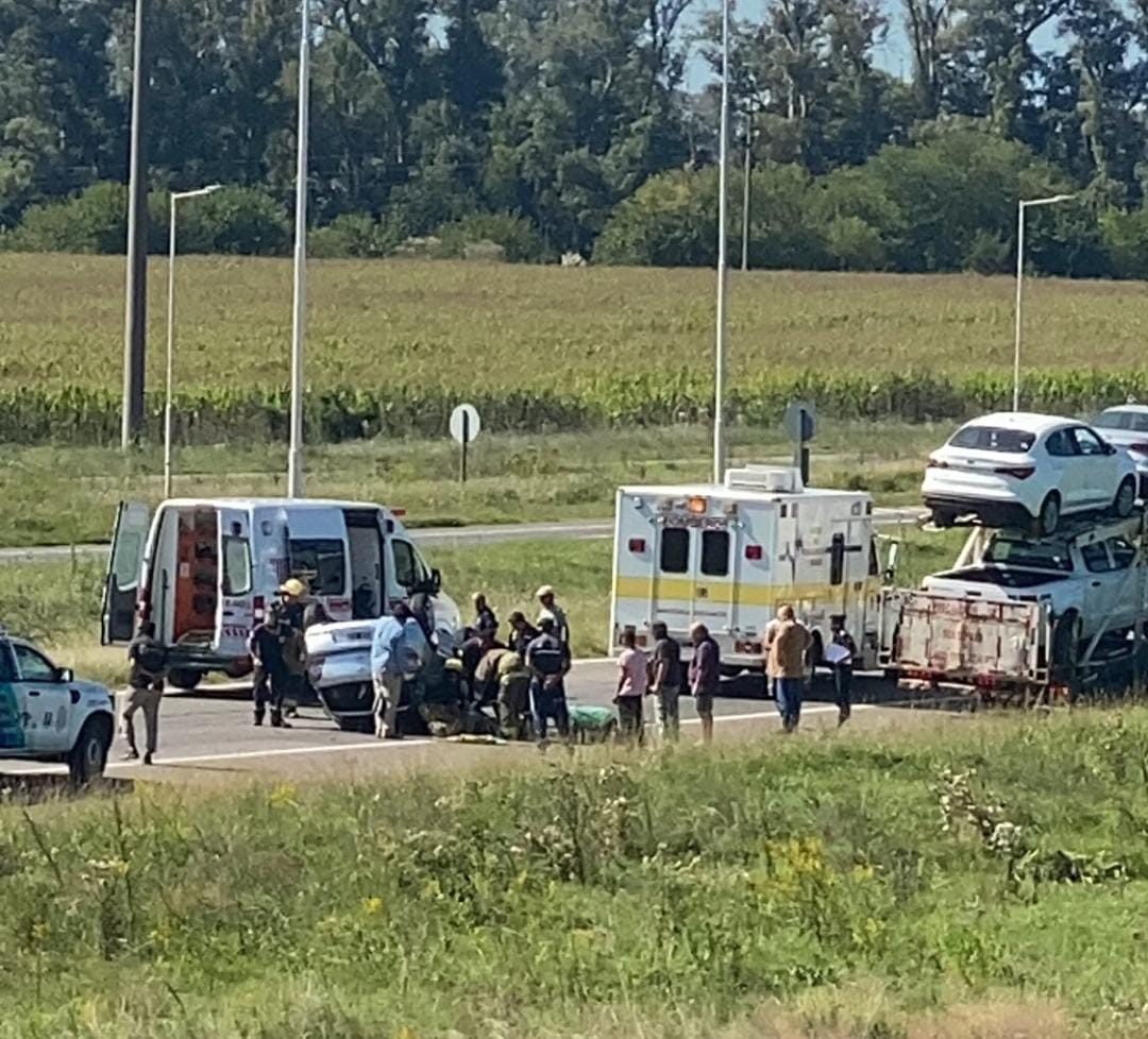Una mujer herida al volcar su auto en Ruta Nacional N°5