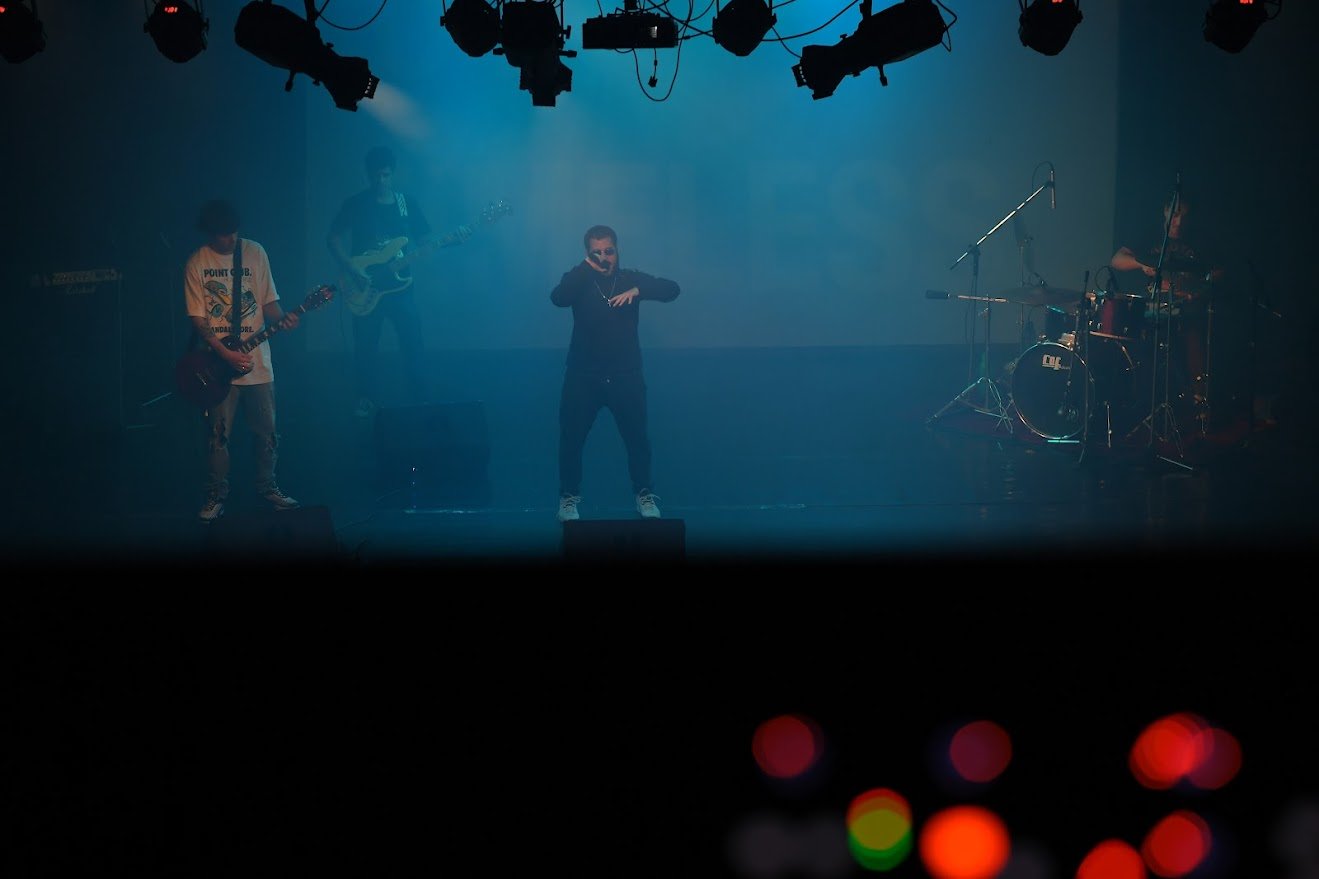 ´04 Timeless inició el ciclo de “Nada es lo que parece” en el Teatro Argentino