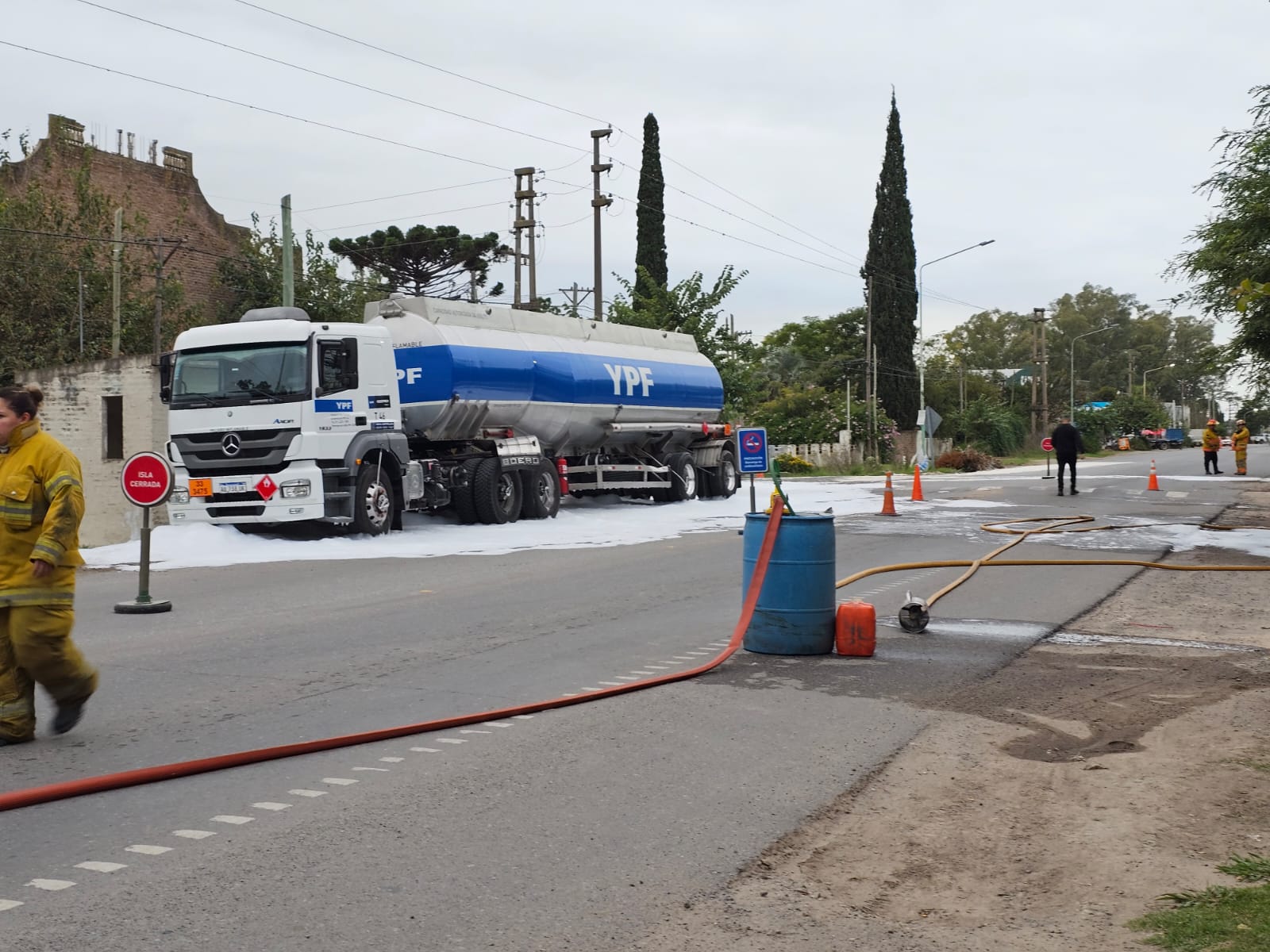 Impresionante: camión perdió miles de litros de nafta en acceso a Mercedes
