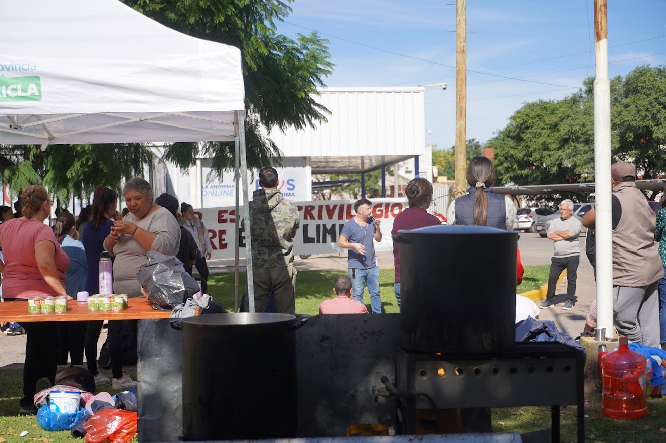 Olla popular frente al supermercado La Anónima