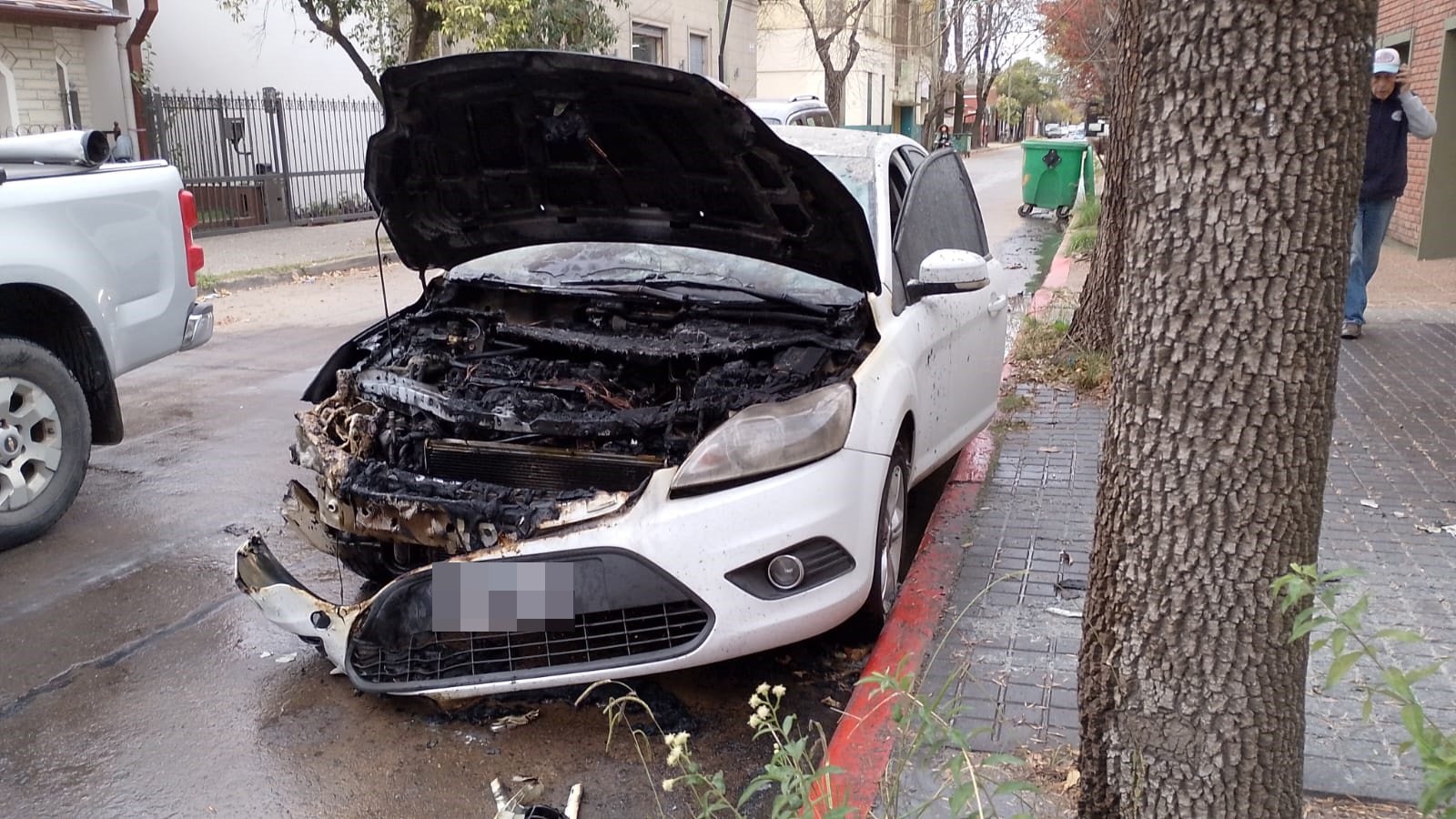 Bomberos asisten incendio de automóvil