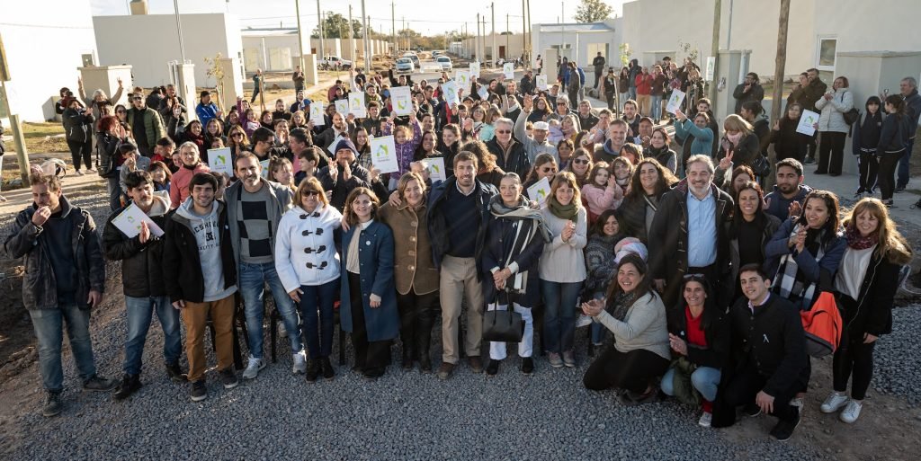 Ustarroz entregó 61 viviendas a familias mercedinas