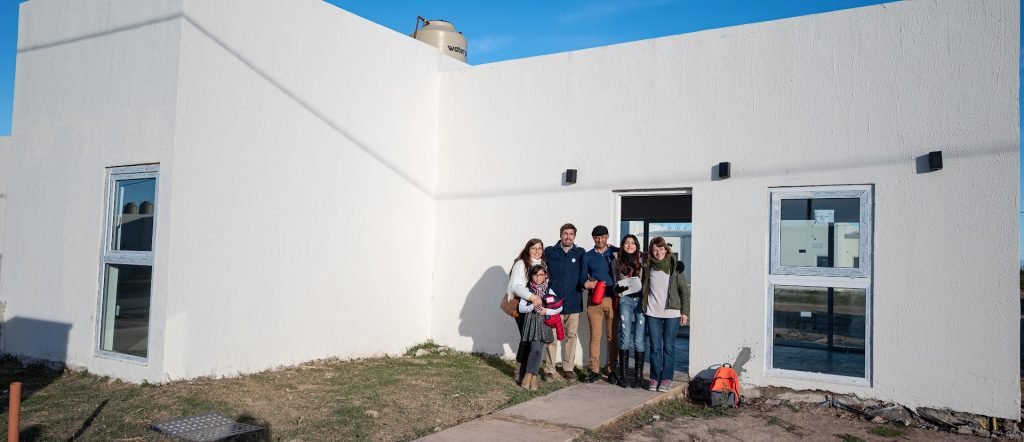 Ustarroz entregó 61 viviendas a familias mercedinas