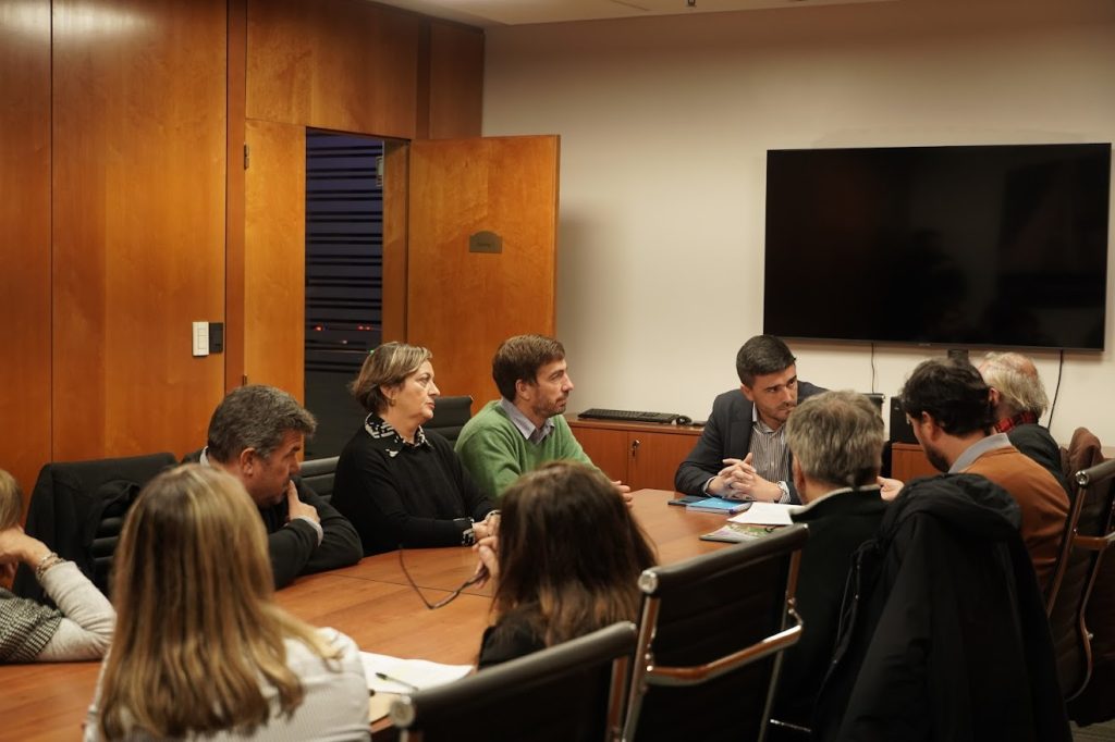 La Comisión de Vecinos contra el Peaje mantuvo un encuentro en Vialidad Nacional por el peaje de Olivera. Estuvo presente el intendente Juan I. Ustarroz quién los había recibido hace una semana. El encuentro fue con Ezequiel Galli, funcionario nacional y ex intendente de Juntos.
Con participación de la Comisión de Vecinos, referentes de Gowland y Agote, Cámara Económica, integrantes de todos los bloques del Concejo Deliberante y su presidenta Mariana San Martín se concretó el encuentro en Capital Federal.
Si bien no hubo avances concretos en la agenda acercada, que incluía pases libres, descuentos, construcción de un puente, caminos alternativos, entre otras cuestiones, quedó el compromiso de reencontrarse en unas semanas con la previa elaboración de un informe compartido entre los actores involucrados.
El tema es, además, sumamente complejo por los constantes aumentos efectuados y por la voluntad del gobierno de Milei de privatizar la concesión.