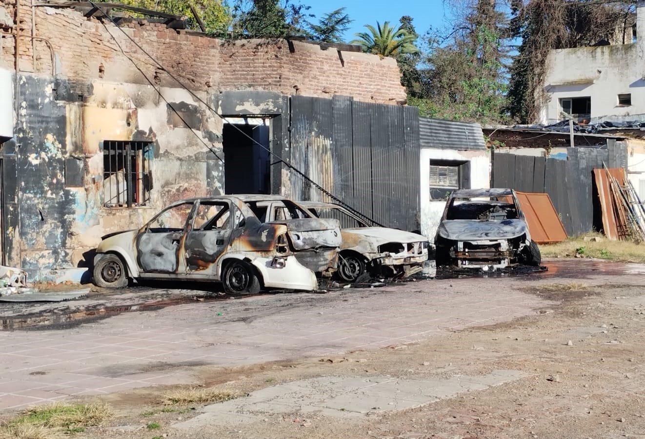 Luján: incendio en parrilla y 3 automóviles quemados
