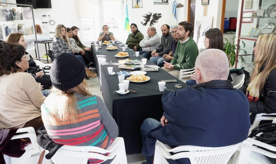 Encuentro educativo en Casa de Malvinas con docentes y el intendente