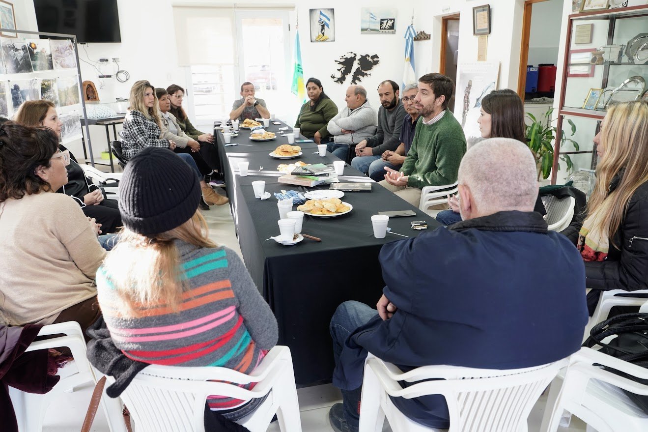 Encuentro educativo en Casa de Malvinas con docentes y el intendente