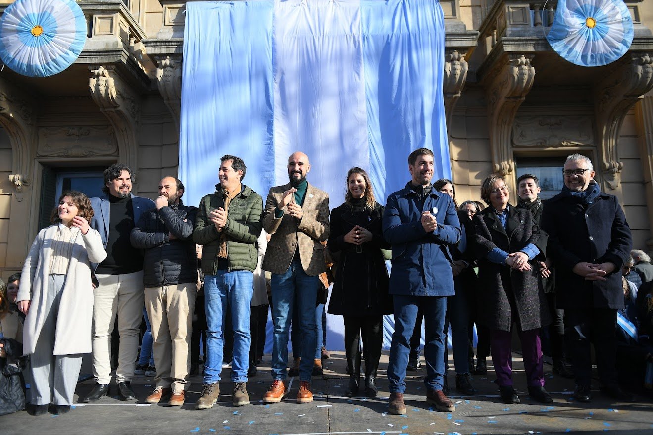 Intendente encabezó multitudinaria promesa a la bandera