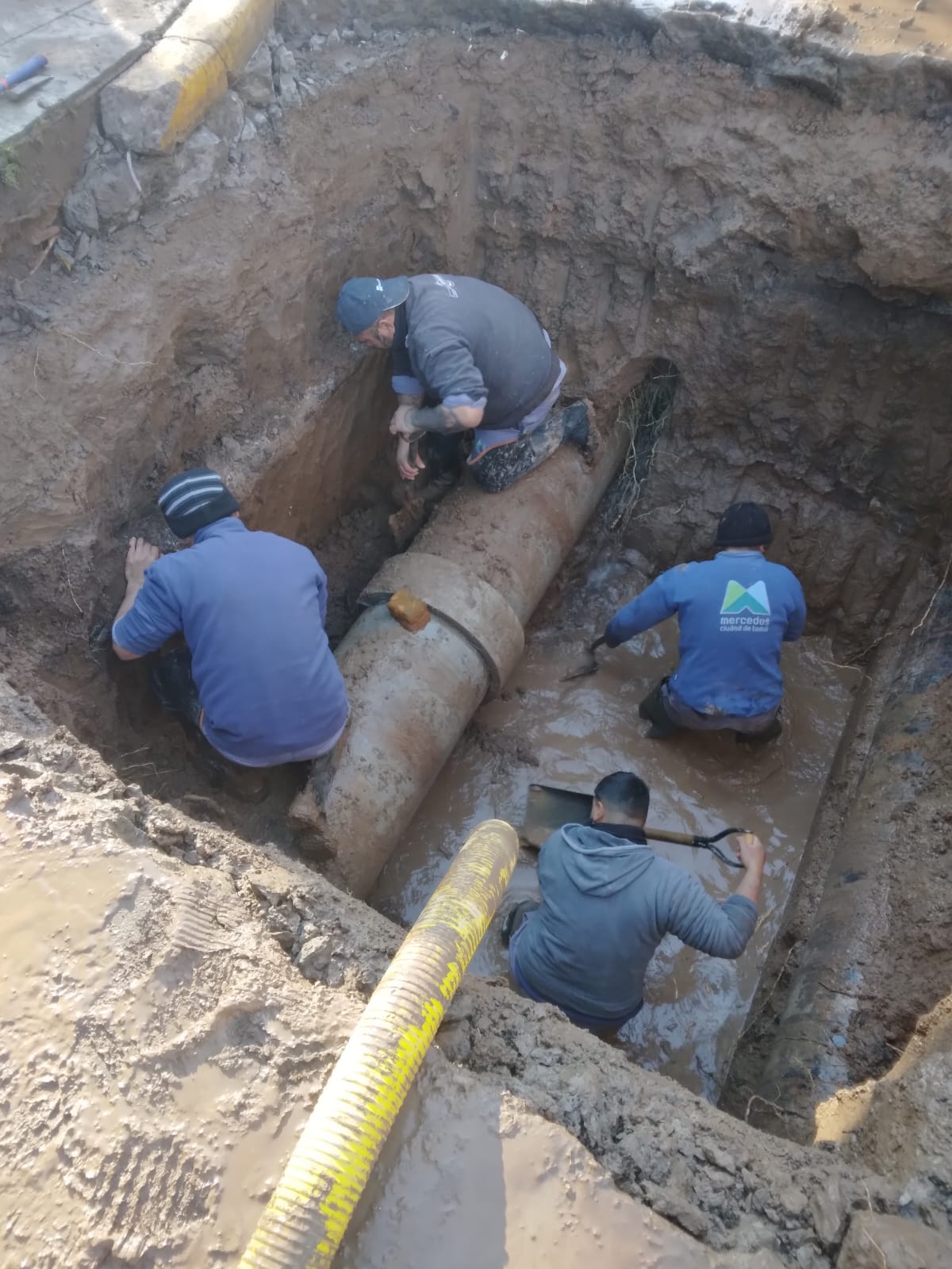 Reparación de caño maestro y visita de universitarios a Servicios Públicos