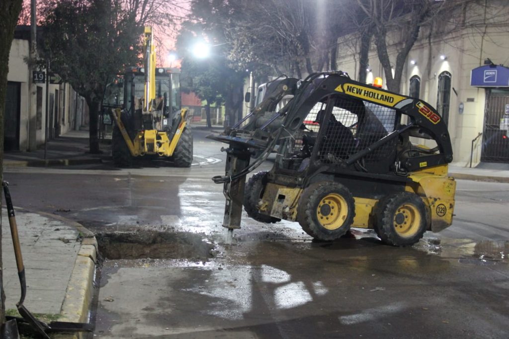 Reparación de caño maestro y visita de universitarios a Servicios Públicos