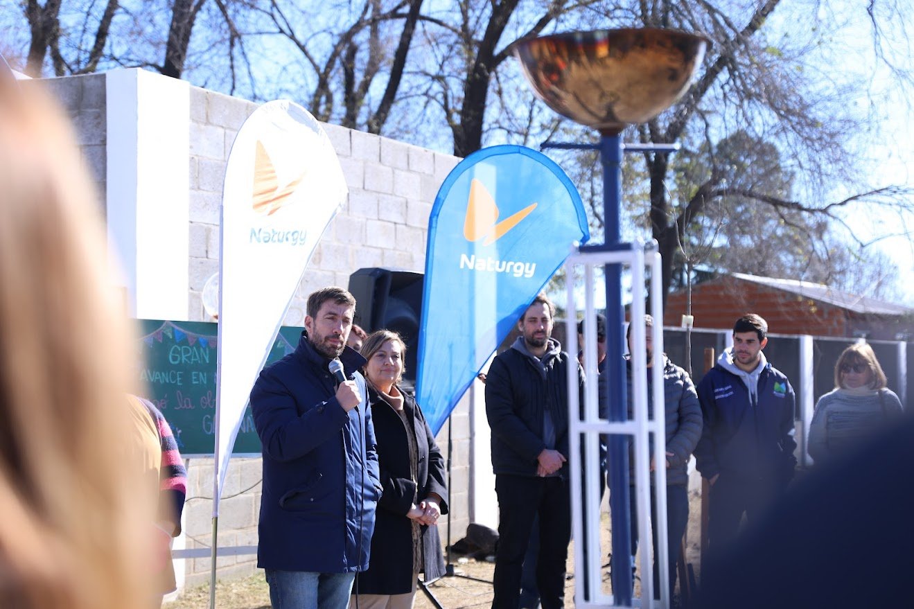 Ustarroz inauguró nueva red de gas natural que beneficia a miles de vecinos