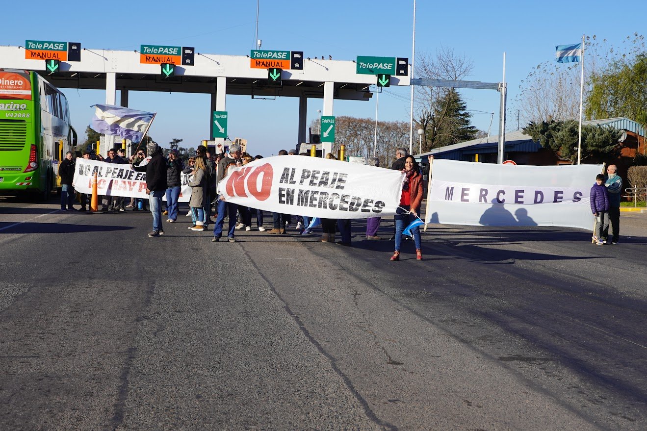 Fuerte movilización contra aumentos del Peaje de Olivera
